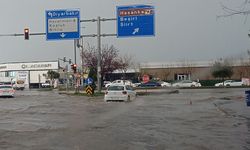 Sağanak yağış hayatı durma noktasına getirdi