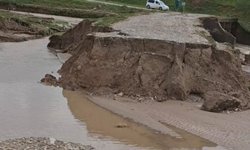 Diyarbakır’da su taşkını 20 köyün yolunu kapattı