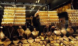 Altın gerilese de haftayı kârlı kapatıyor