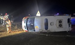 Ambulans devrildi, 5 kişi yaralandı