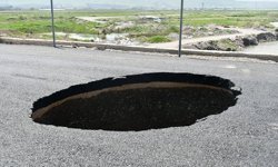 Batman’da 'yer yarıldı'!