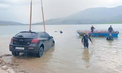 Otomobil Botan Çayı'na düştü