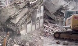 Diyarbakır'da ağır hasarlı binaların yıkımı sürüyor