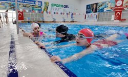 Diyarbakır'da anneler çocuklarıyla yüzme öğreniyor