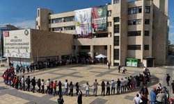 Diyarbakır’da Belediye önünde halaylı 1 Mayıs kutlaması