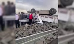 Diyarbakır’da briket yüklü tır yan yattı: 1 yaralı