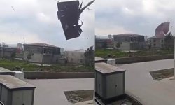 Diyarbakır’da fırtına çatıları uçurdu