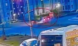 Diyarbakır'da motosiklet ile otomobilin çarpıştığı kaza kamerada