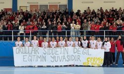 Diyarbakır'da öğrencilerden anlamlı pankart