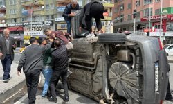 Diyarbakır’da otomobil kaldırıma çarpıp takla attı