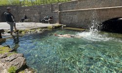 Diyarbakır’da Yaz erken geldi: Çocuklar Anzele havuzuna koştu