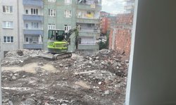 Diyarbakır’da yıkımı süren binada can güvenliği endişesi