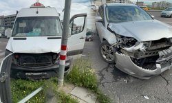 Diyarbakır’da yolcu minibüsü, otomobil ile çarpıştı; 3 yaralı