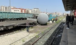 Diyarbakır'da yük trenin raydan çıktı vagonu devrildi