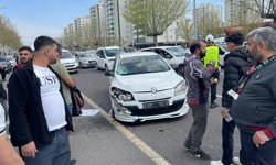 Diyarbakır’da feci kaza: Araç yayaya çarptı, 2 yaralı!