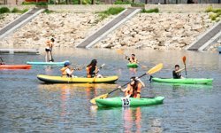 Tarihi Hasankeyf'te üniversite öğrencilerinin kano keyfi