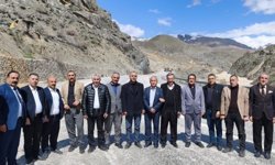 Hakkari’deki muhtarlardan yol protestosu