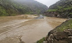 Hakkari'de sel taşkını, karayolunu kapattı