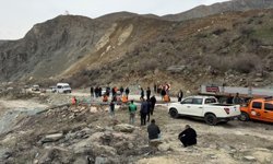 Hakkari-Van yolunda heyelan yolu kapattı