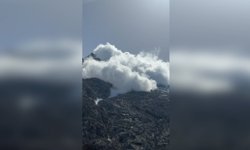 Hakkari’de çığ düşme anı görüntülendi