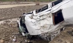 Devrilen minibüsteki 16 kişi yaralandı