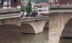 Köprüden nehre atladı o anlar kameraya takıldı