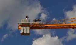 Maaşını alamayınca vincin tepesine çıktı