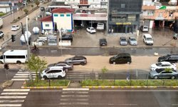 Silopi’de caddeleri su bastı: Yayalar çıplak ayakla yürüdü