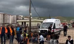 Cizre'de ücretini alamayan işçiler iş bıraktı