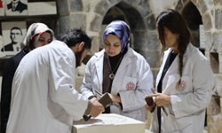 Tescilli Mardin taşına motifler işleniyor