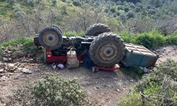 Traktör devrildi, altında kalan 3 kişi canından oldu