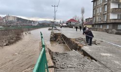 Yüksekova’da dere taştı, istinat duvarı çöktü