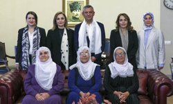 CHP’yi ziyaret eden Barış Anneleri Özgür Özel’e beyaz tülbent verdi