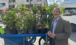 Diyarbakır’da seyyar çiçekçinin bayram mesaisi