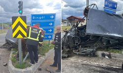 Hayvan yüklü kamyon otomobillere çaptı: 2 yaralı