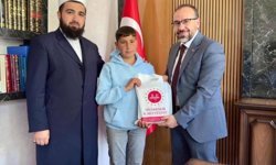 Cami inşaatına kumbarasını bağışlayan çocuğa ödül