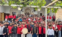 Diyarbakır'da öğrenciler yıl sonu etkinliği olarak camiye götürüldü