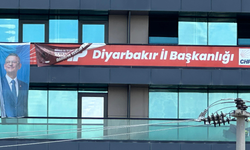 Diyarbakır'da CHP İl binasına Özgür Özel posteri asıldı