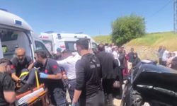 Batman'da otomobil istinat duvarına çarptı:6 kişi yaralı