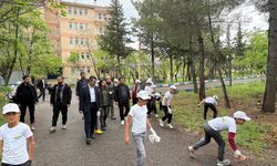Dicle kaymakamı öğrencilerle birlikte okulda temizlik yaptı