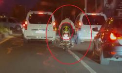Diyarbakır'da ilginç görüntü: Trafikte kaskı kafası yerine arkasına bağladı