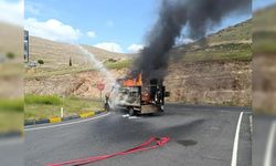Diyarbakır’da seyir halindeki kamyonet alev topuna döndü