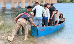 Fırat Nehri'nde mahsur kalan 8 kişi kurtarıldı