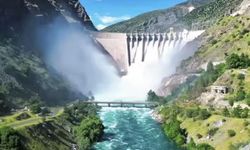 Karakaya Barajında su tahliyesi nedeni ile köprü trafiğe kapatıldı