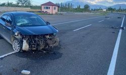 Refüje çarpan otomobilde 3 yaralı