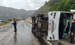 Cenaze dönüşü devrilen minibüste 4 yaralı
