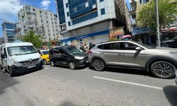 Diyarbakır Yenişehir’de Zincirleme Kaza, Yaşar Kemal Caddesi’nde Trafik Kilitlendi