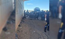 Seyir halindeki otomobil alt geçitte duvara çarptı: 5 yaralı