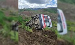 Siirt’te ambulans şarampole devrildi: 3 sağlık personeli yaralandı