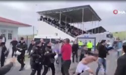 9 gollü maçta saha savaş alanına döndü